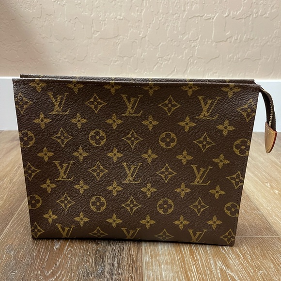 Louis Vuitton Toiletry Pouch Monogram Canvas 26 - Picture 2 of 10